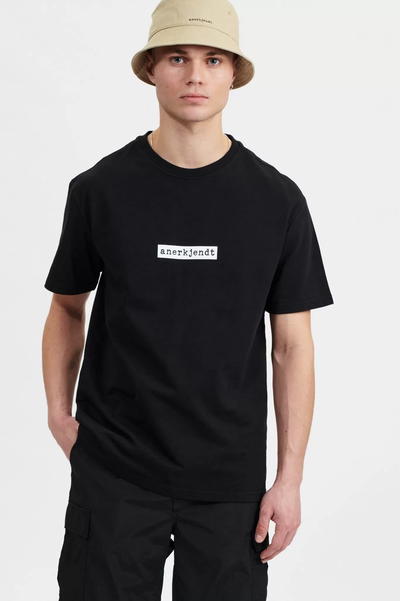 Anerkjendt Tees<Akkikki Logo Tee - Caviar